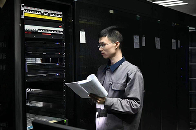 無(wú)懼挑戰(zhàn)的網(wǎng)絡(luò)安全衛(wèi)士——記全國(guó)五一勞動(dòng)獎(jiǎng)?wù)芦@得者王堯的網(wǎng)絡(luò)技術(shù)研究